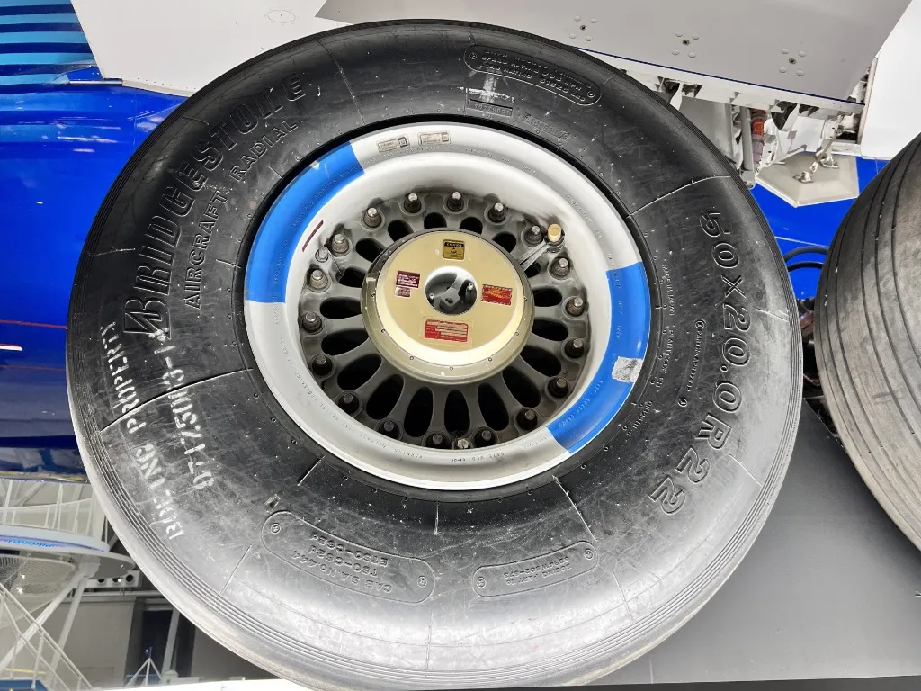 B787の巨大タイヤ正面