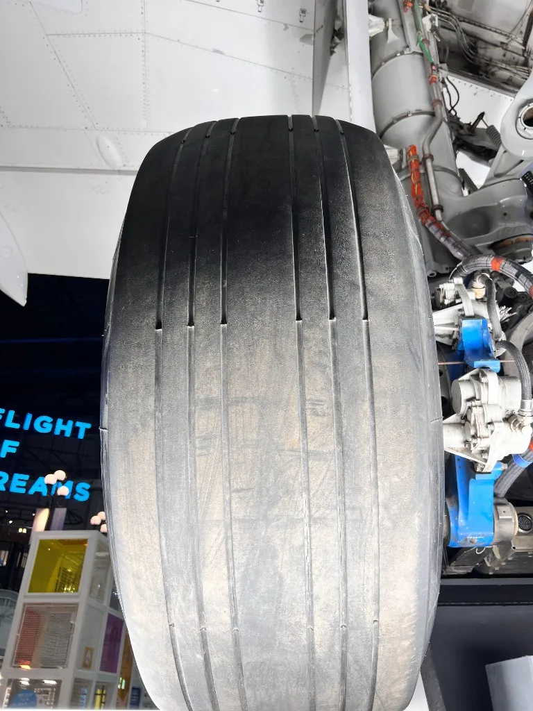 B787の巨大タイヤ側面