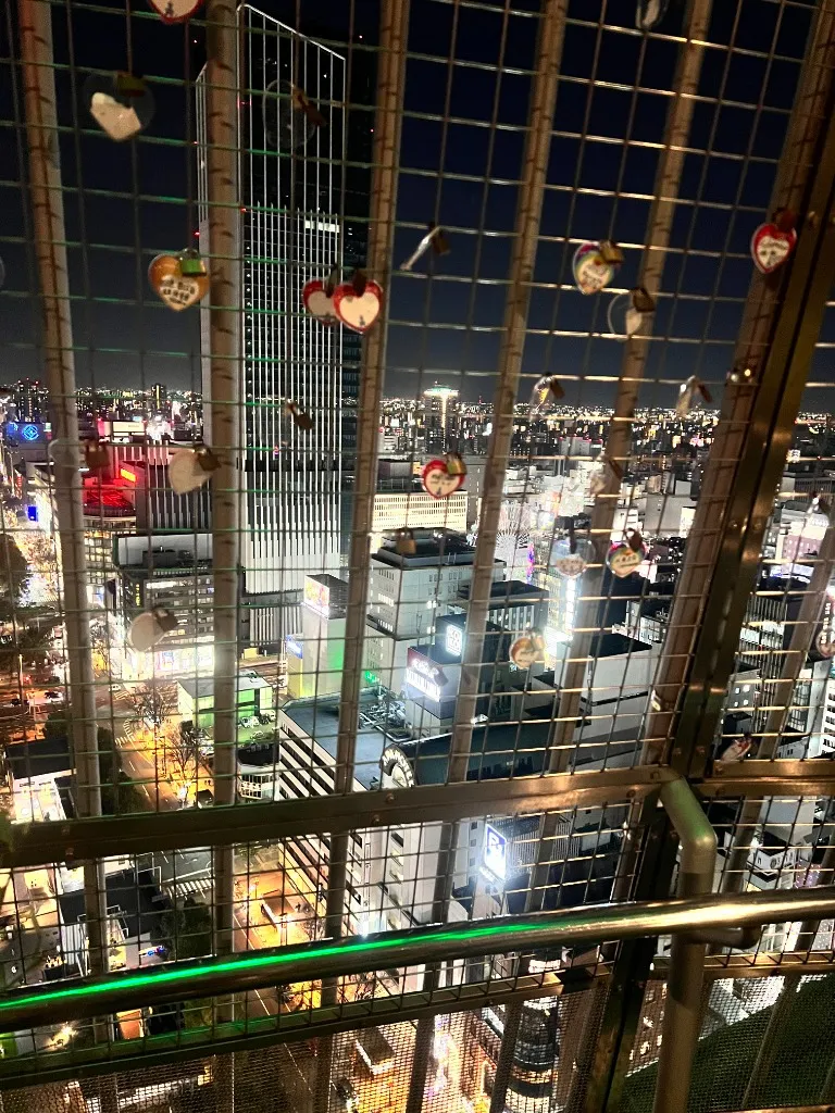 ハート型の南京錠がたくさんかかった金網