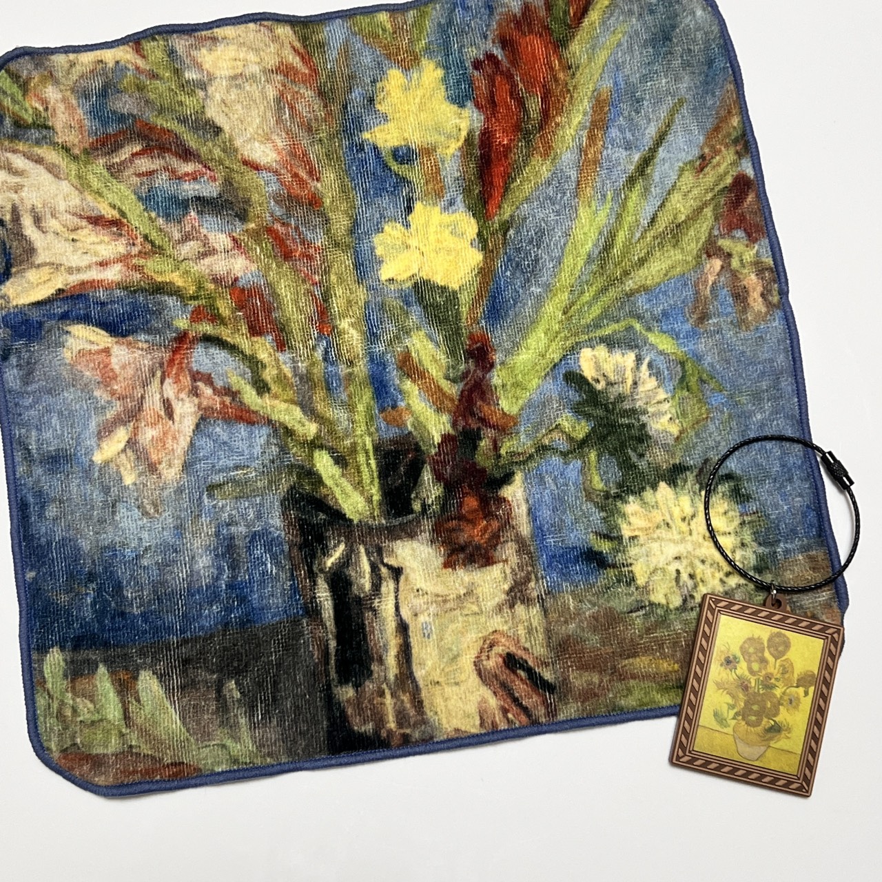 ゴッホ展のお土産：グラジオラスとエゾギクをモチーフにしたハンカチとガチャのひまわりキーホルダー